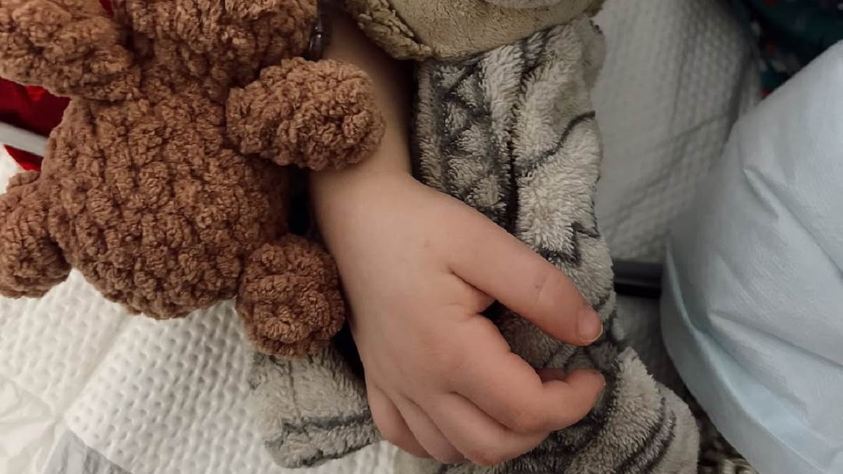 Dečak preminuo nakon što je na njega palo ogledalo | Yumama