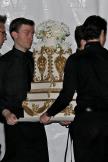 sala-dekorisana-trofejima-pozlacena-torta-i-brojne-poznate-licno