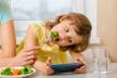 Hrana, dete, mobilni telefon