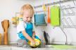 Šta dete od dve godine može da uradi od kućnih poslova.