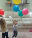 Trik sa balonima za decu koja se udaraju