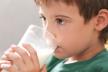 Da li deca treba da piju vodu sok ili mleko za doručak.