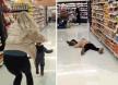 Moderna mama smiruje dete u prodavnici.