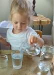 Kako deca da nauče da sipaju vodu u čašu