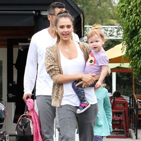 foto-vest-dzesika-alba-na-porodicnom-dorucku