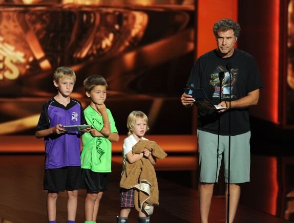 dodela-emi-nagrada-vil-farel-na-sceni-sa-sinovima