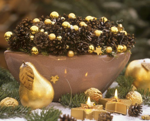 praznicna-dekoracija-zlatnom-bojom
