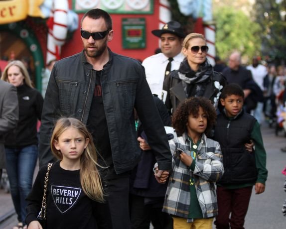 poznati-u-bozicnoj-kupovini