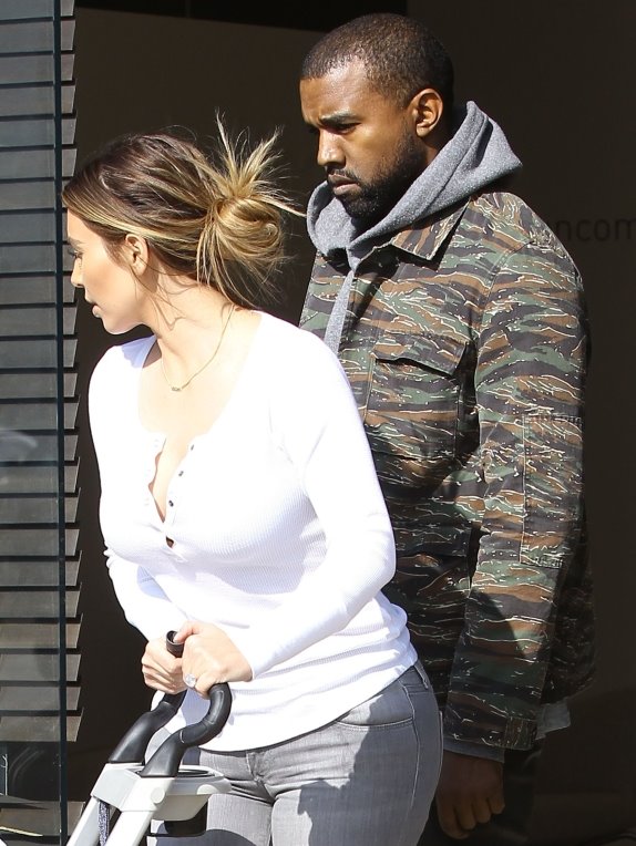 kim-kardasijan-i-kanje-vest-u-porodicnoj-kupovini