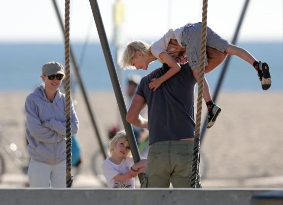 naomi-vots-porodicni-dan-na-plazi