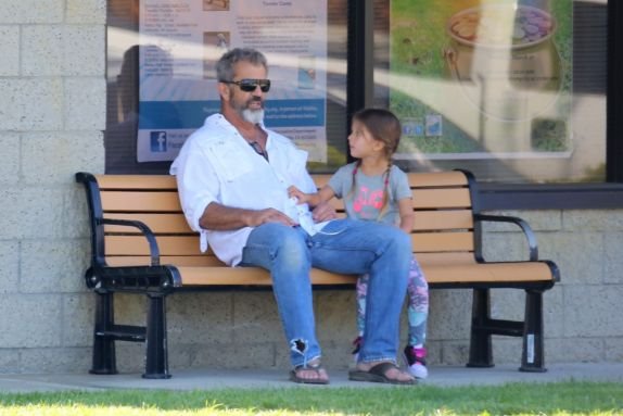 mel-gibson-u-druzenju-s-cerkom