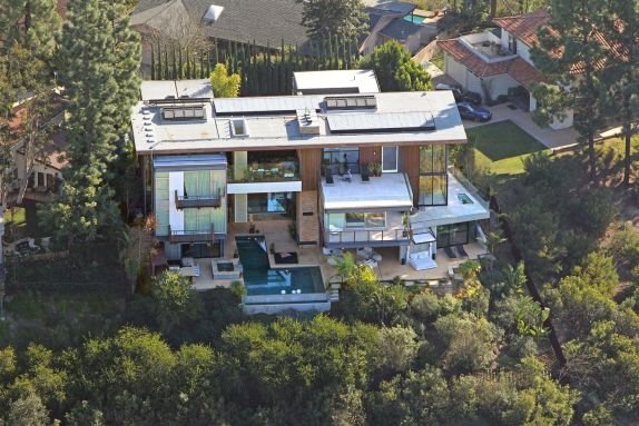 mila-kunis-i-eston-kucer-odgajace-dete-u-luksuznoj-vili-od-11-mi