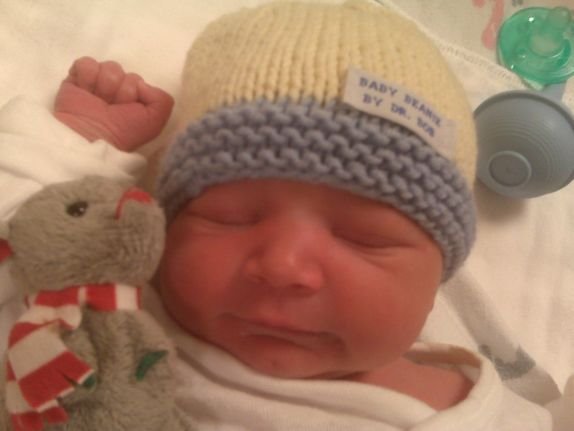 lekar-koji-sprema-poklone-za-svaku-bebu-kojoj-pomogne-da-dodje-n