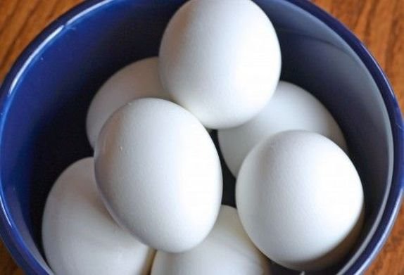 porodicna-dekoracija-uskrsnjih-jaja-lepkom