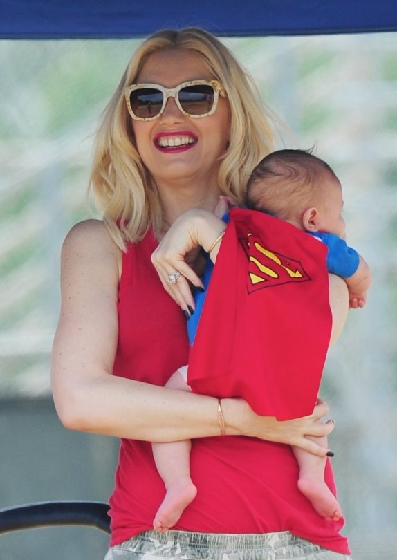 gven-stefani-u-zagrljaju-malog-supermena-foto