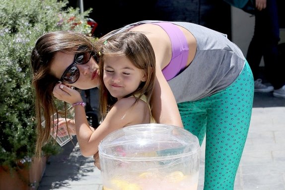 neodoljivo-cerka-popularne-mankenke-prodaje-limunadu-foto