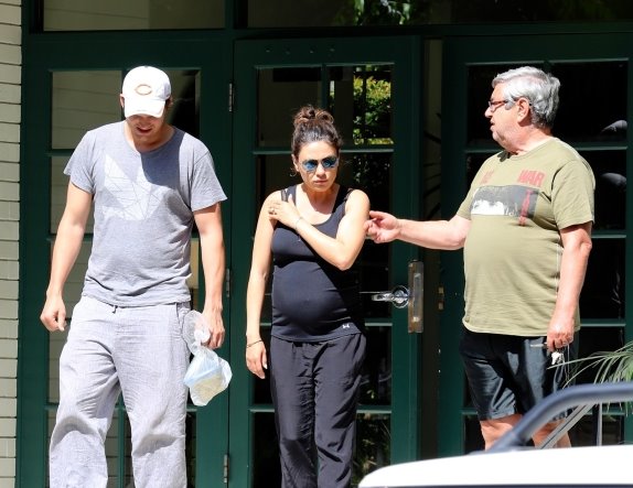 trudna-mila-kunis-i-eston-kucer-u-poseti-milinim-roditeljima