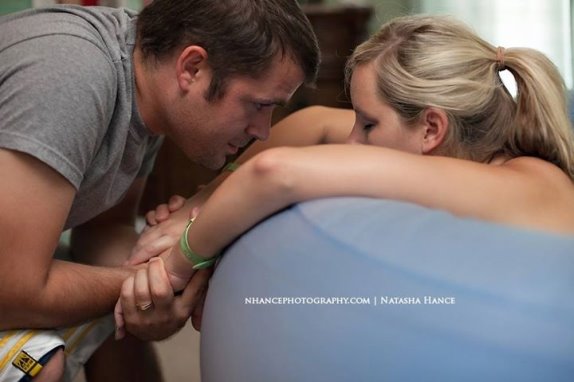 porodjaj-u-vodi-udoban-dolazak-na-svet-foto