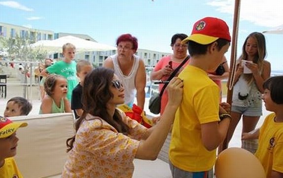 severina-se-druzila-s-malisanima-iz-sos-sela-foto