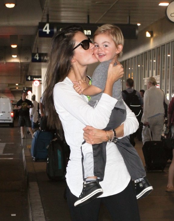 alesandra-ambrozio-u-najsladjem-zagrljaju-foto