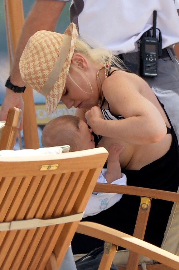 gven-stefani-podojila-sina-u-javnosti-foto