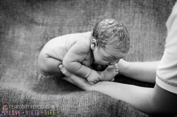 vratolomije-u-stomaku-bebin-omiljeni-polozaj-i-nakon-rodjenja-fo