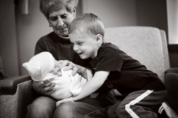 dirljivo-prvi-susreti-dece-brace-i-sestara-s-bebama-foto