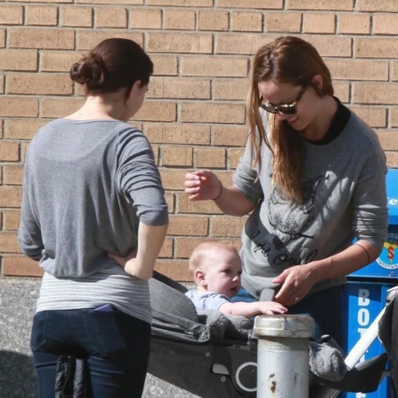 olivija-vajld-u-setnji-sa-sinom-foto