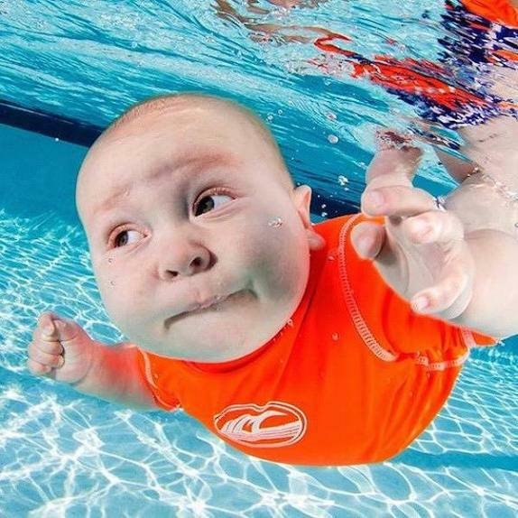 podvodni-ples-neustrasivih-malih-plivaca-foto