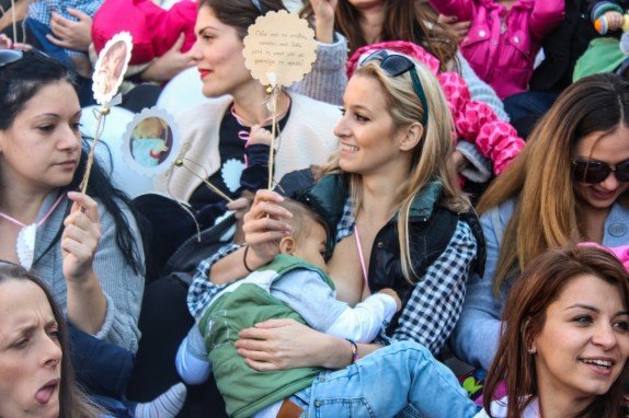 grcka-stotine-mama-istovremeno-dojile-bebe-na-javnim-mestima-fot