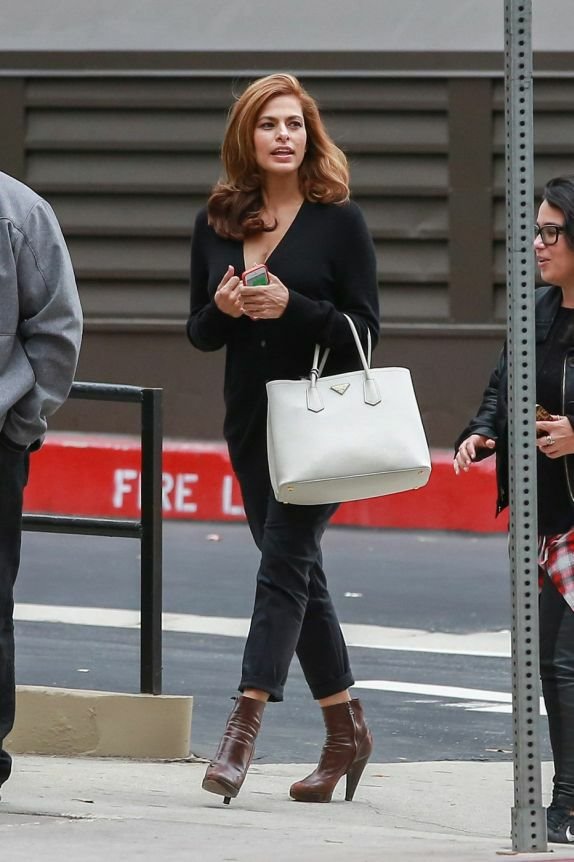 mama-eva-mendez-prvi-put-u-javnosti-nakon-rodjenja-cerkice-foto