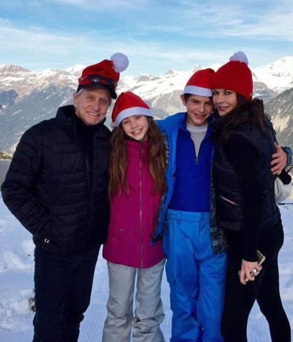 snezno-uzivanje-ketrin-zita-dzons-sa-porodicom-na-francuskim-alp
