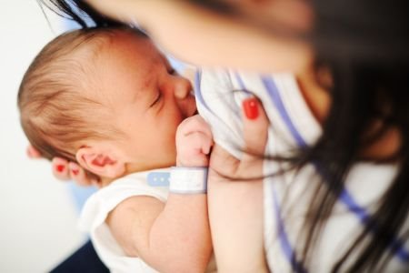 8-porodjajnih-procedura-koje-mogu-uticati-na-uspesnost-dojenja