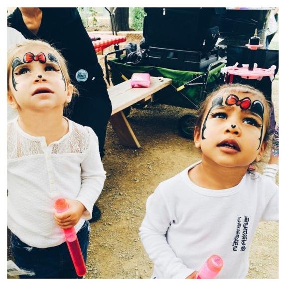 kim-kardasijan-omiljena-maska-za-cerkicu-foto