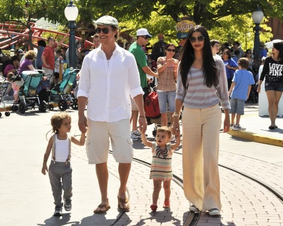 holivudske-zvezde-i-njihovi-malisani-u-diznilendu-foto