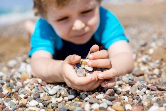 zabava-na-plazi-igre-za-pravilan-razvoj-deteta