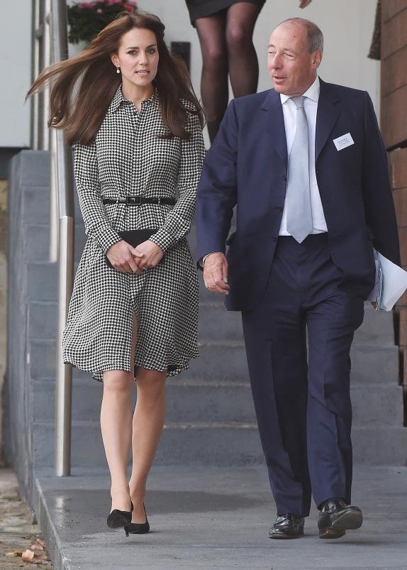 poslovni-izgled-zgodne-mame-kejt-midlton-haljina-za-prvi-dan-nak