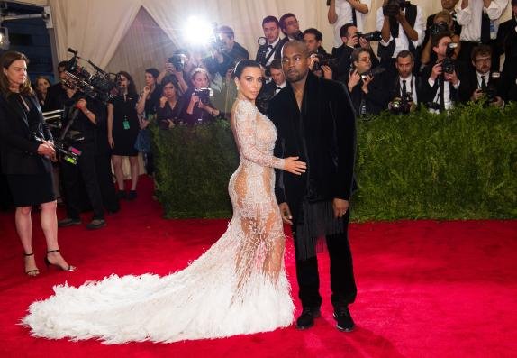 modne-kombinacije-koje-su-obelezile-drugu-trudnocu-kim-kardasija