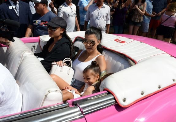 porodicno-uzivanje-sestre-kardasijan-otputovale-sa-decom-na-kubu