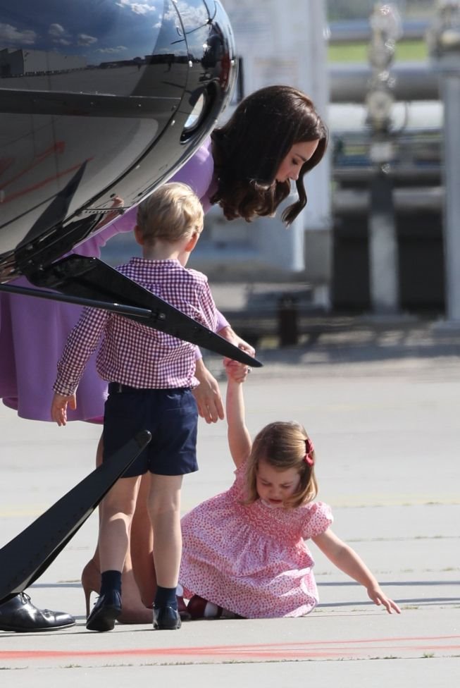 lupanje-nogicama-o-pod-i-bacanje-na-zemlju-princeza-sarlot-video