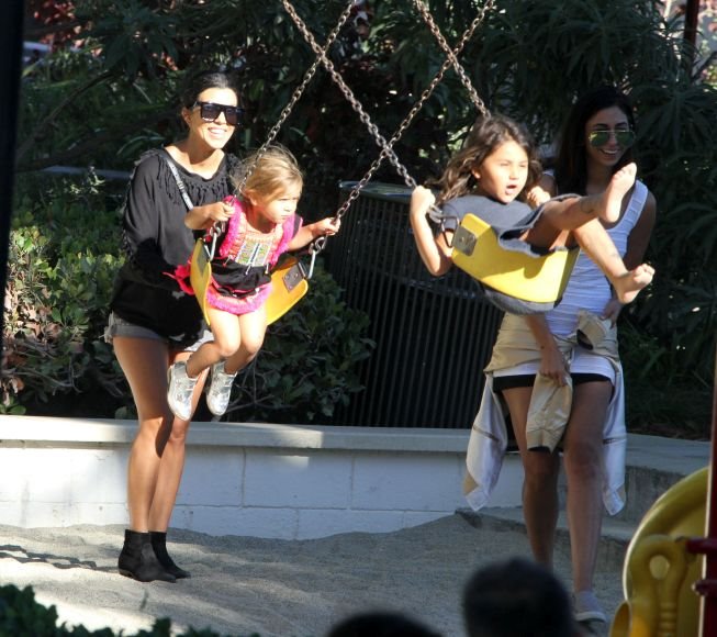 po-dogovoru-trudne-u-isto-vreme-jos-jedna-sestra-kardasijan-u-ce