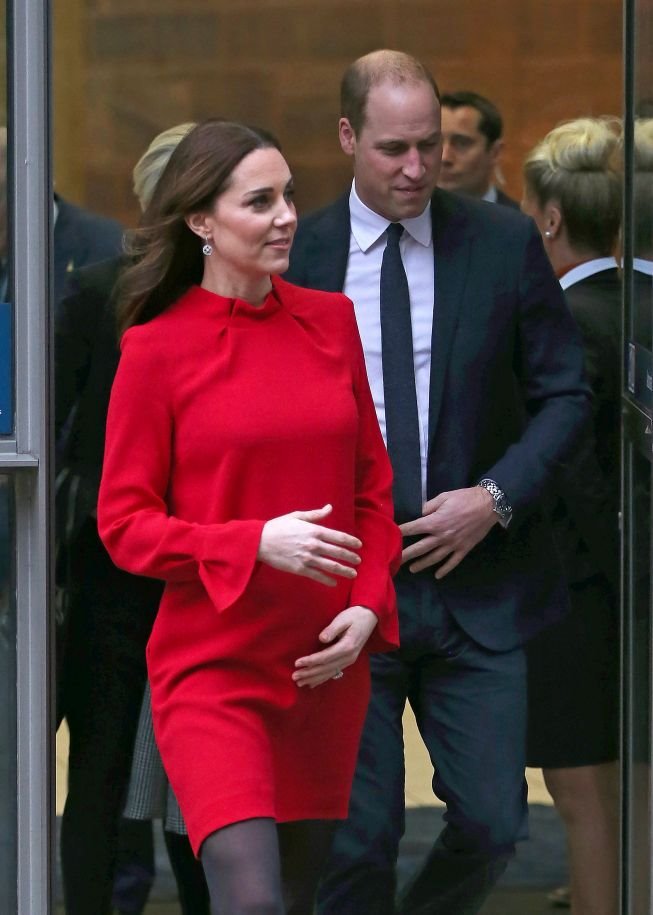 kratka-crvena-haljina-i-visoke-stikle-vojvotkinja-ponovo-odusevi