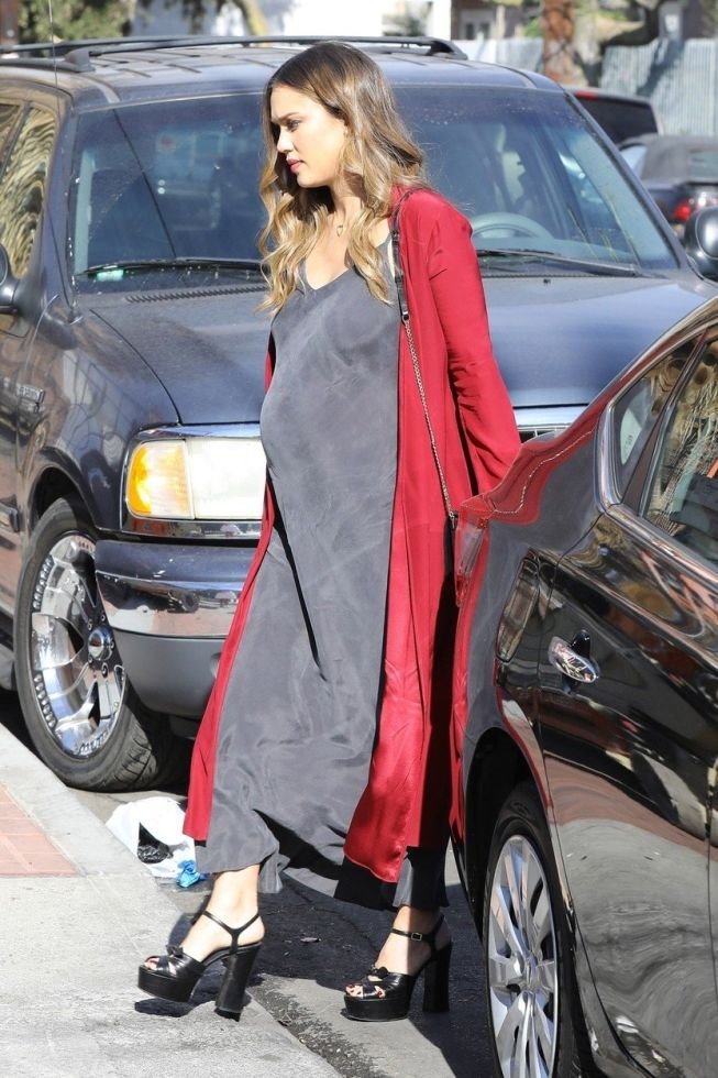 dzesika-alba-modnim-odabriom-iznenadila-fanove-i-zabrinula-lekar