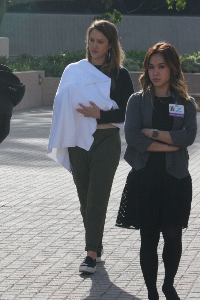 tri-nedelje-posle-porodjaja-omiljene-pantalone-dzesike-albe-ce-s