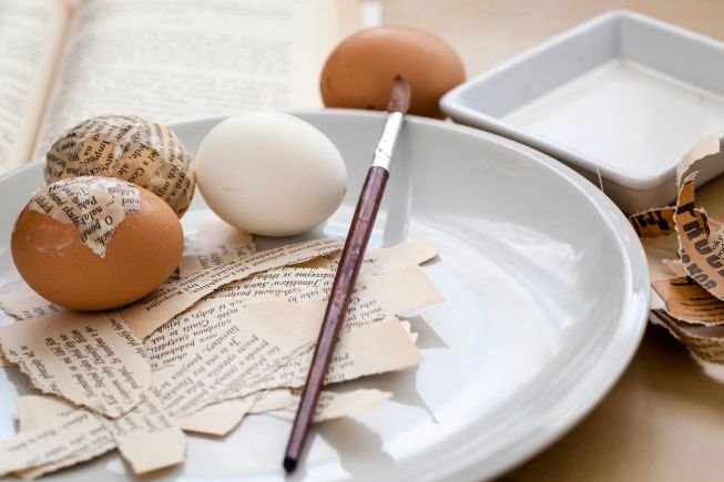 za-romantike-pisce-i-pesnike-jaja-ukrasena-starim-novinama-video