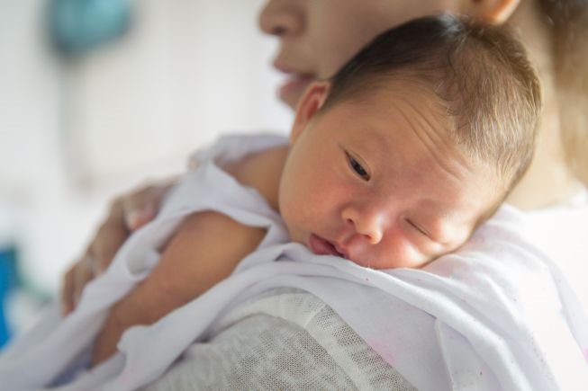 kako-pomoci-bebi-da-podrigne