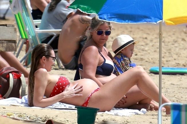 slavna-manekenka-poslednji-mesec-trudnoce-provodi-na-plazi-foto