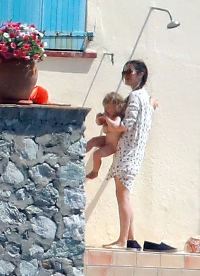 razbacane-igracke-na-plazi-i-mama-bez-sminke-i-frizure-kraljevsk