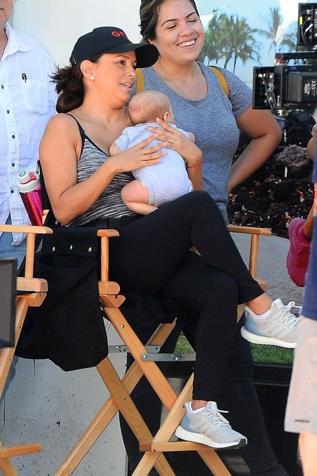 vredna-beba-fotografije-eve-longorije-dok-rezira-sa-malim-santij