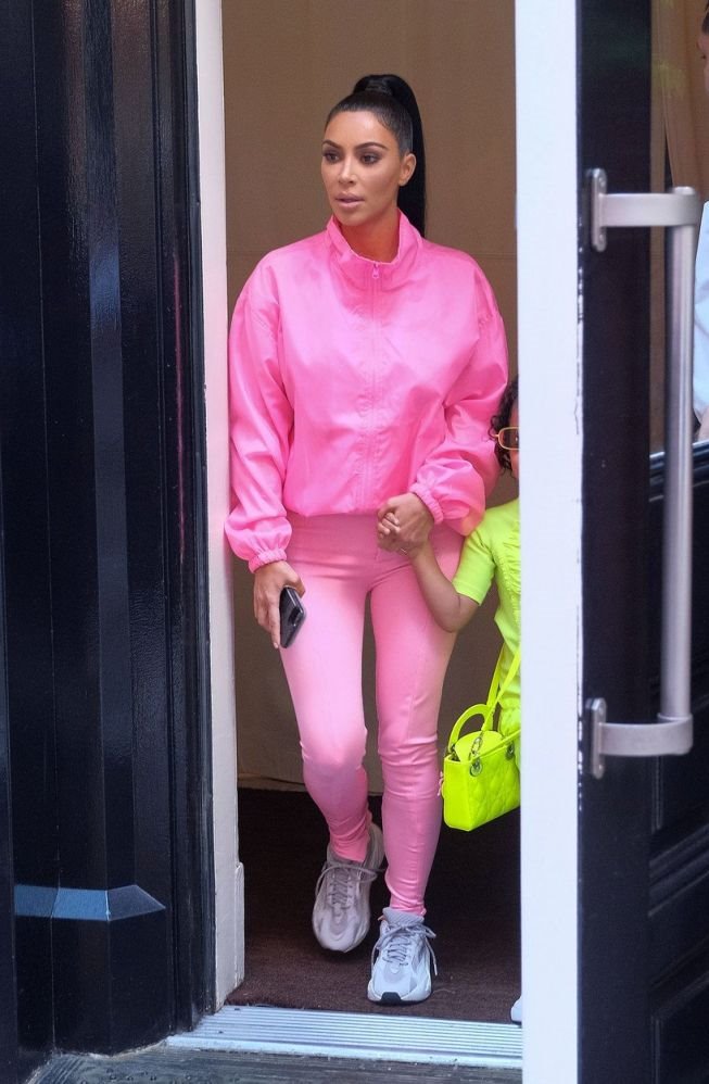 jesen-u-neonskim-bojama-kim-kardasijan-sa-decom-zabljestala-ulic